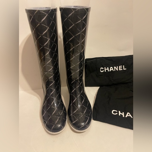 Chanel Black & White Quilted Rubber Boot Size 37 - Picture 3 of 12